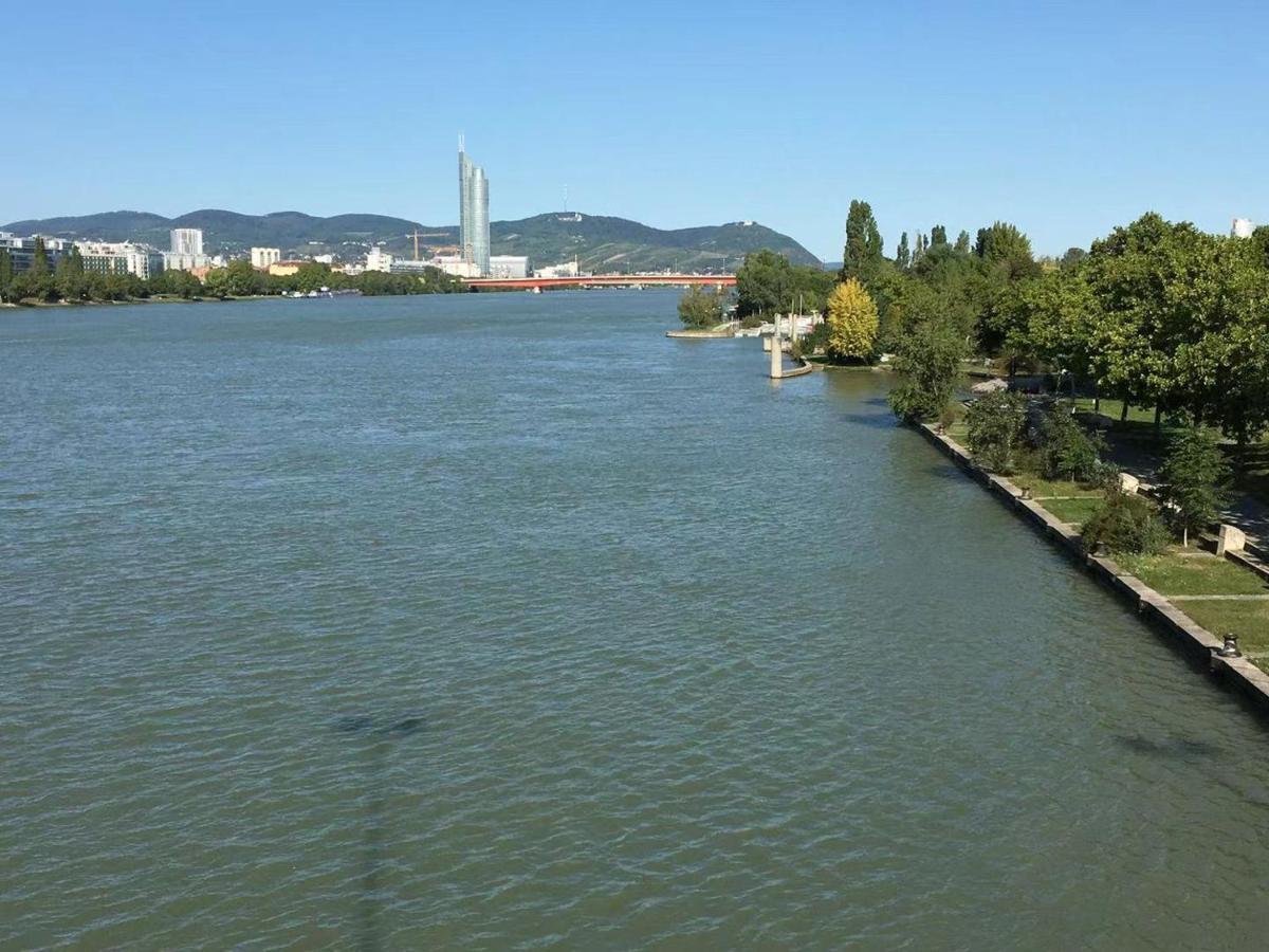 Modern Danube Apartment Wien