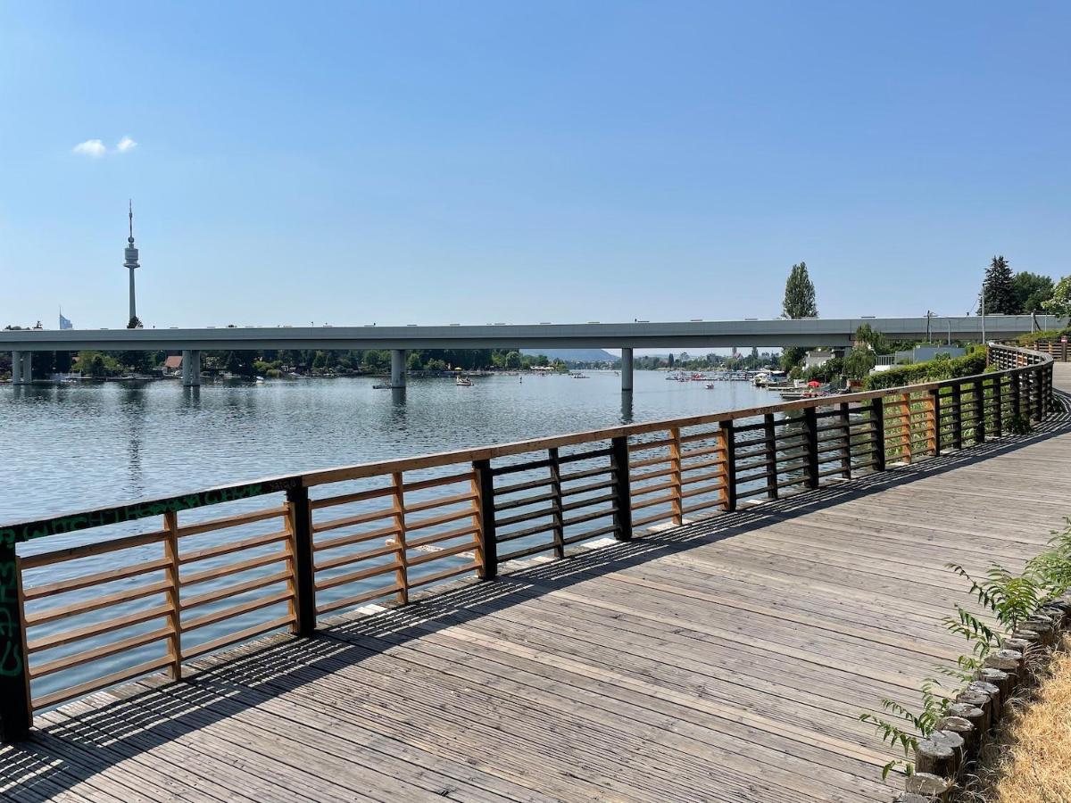 Modern Danube Apartment Wien
